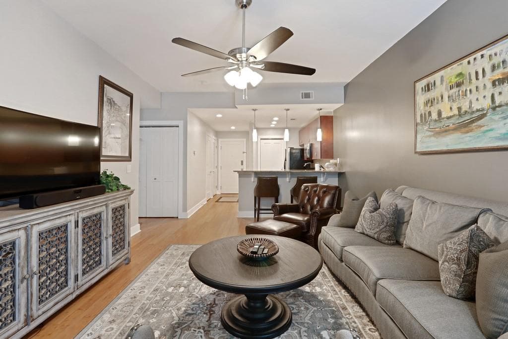 2 bedroom, 2 bathroom, 1,236 sq ft condominium sold at 3655 Peachtree Road 204, Atlanta, GA 30319