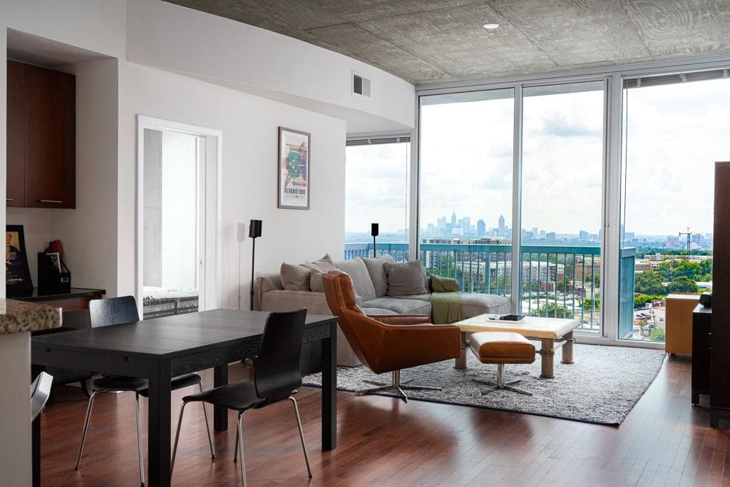 2 bedroom, 2 bathroom, 1,238 sq ft condominium sold at 3324 Peachtree Road 1614, Atlanta, GA 30326