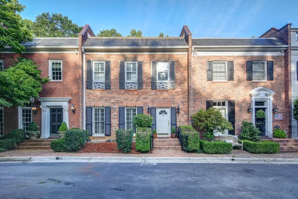 3 bedroom, 4 bathroom, 2,160 sq ft condominium sold at 4424 Paces Battle, Atlanta, GA 30327
