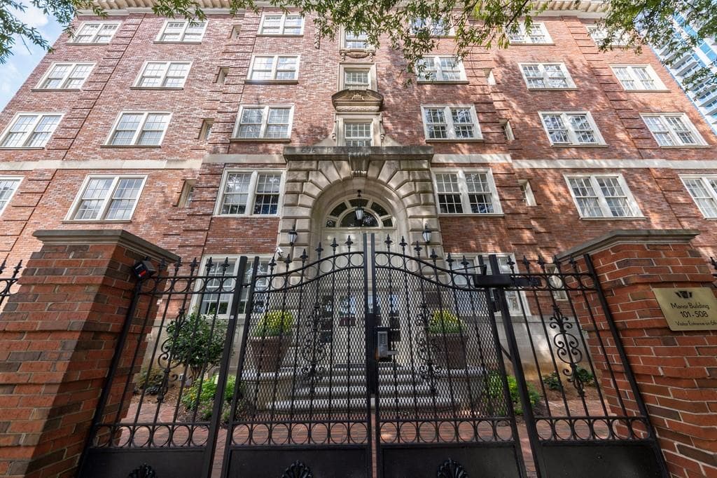 1 bedroom, 1 bathroom, 899 sq ft condominium sold at 800 NE Peachtree Street 205, Atlanta, GA 30308
