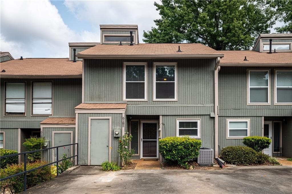 3 bedroom, 3 bathroom, 1,450 sq ft condominium sold at 6185 Woodland Road, Peachtree Corners, GA 30092