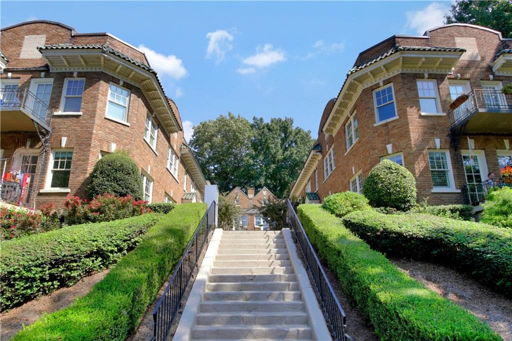 2 bedroom, 1 bathroom, 858 sq ft condominium sold at 907 Piedmont Avenue 15, Atlanta, GA 30309