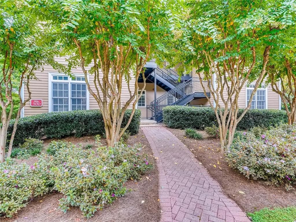 310 Creek View Lane, Roswell, GA 30075 — most recent listing photo