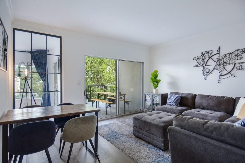 1 bedroom, 1 bathroom, 765 sq ft condominium sold at 275 13th Street 406, Atlanta, GA 30309