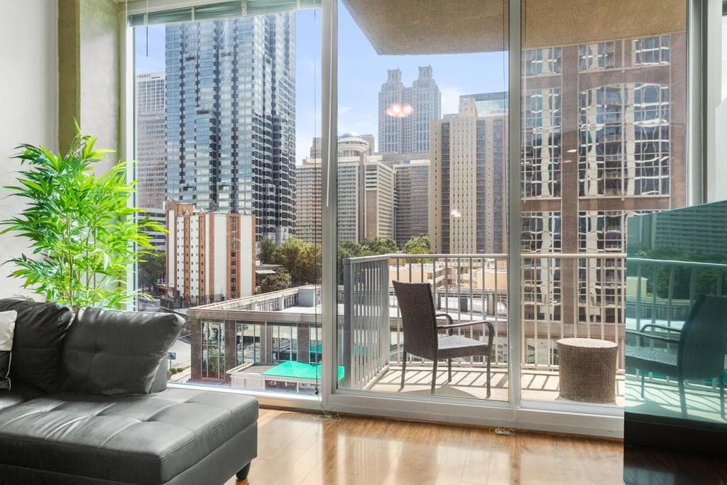 1 bedroom, 1 bathroom, 763 sq ft condominium sold at 400 W Peachtree Street 1009, Atlanta, GA 30308