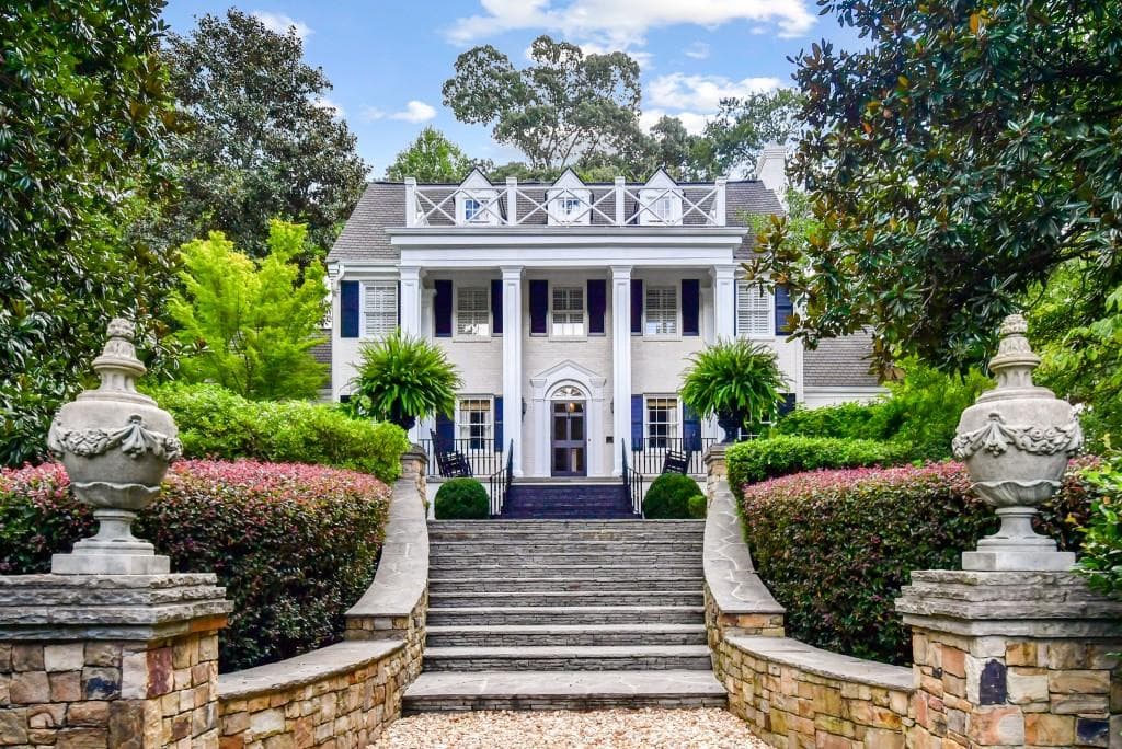 4 bedroom, 4 bathroom, 4,141 sq ft single family residence sold at 579 Peachtree Battle Avenue, Atlanta, GA 30305