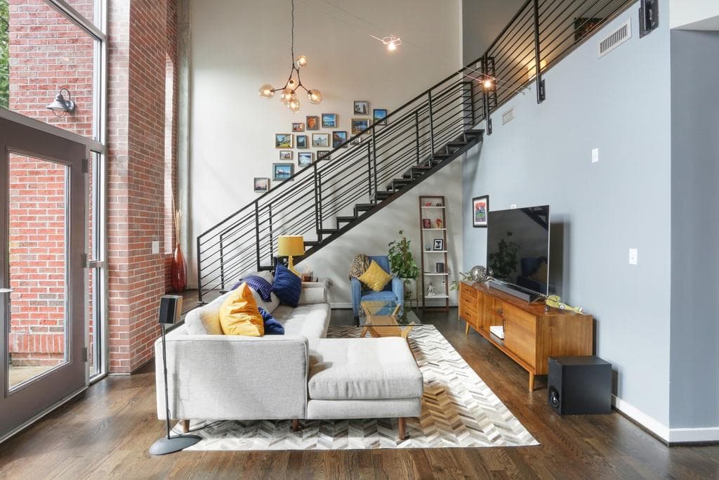 2 bedroom, 2 bathroom, 1,790 sq ft condominium sold at 1023 Juniper Street 302, Atlanta, GA 30309
