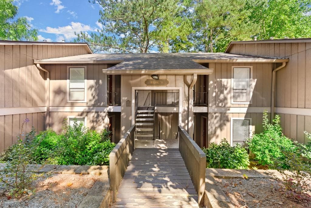 3 bedroom, 2 bathroom, 1,635 sq ft condominium sold at 8740 Roswell Road 10B, Atlanta, GA 30350