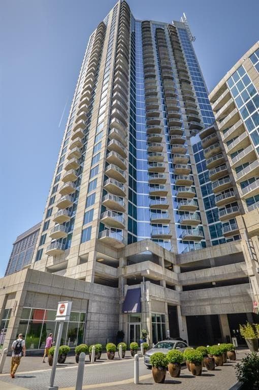 1 bedroom, 1 bathroom, 763 sq ft condominium sold at 400 W Peachtree Street 1808, Atlanta, GA 30308