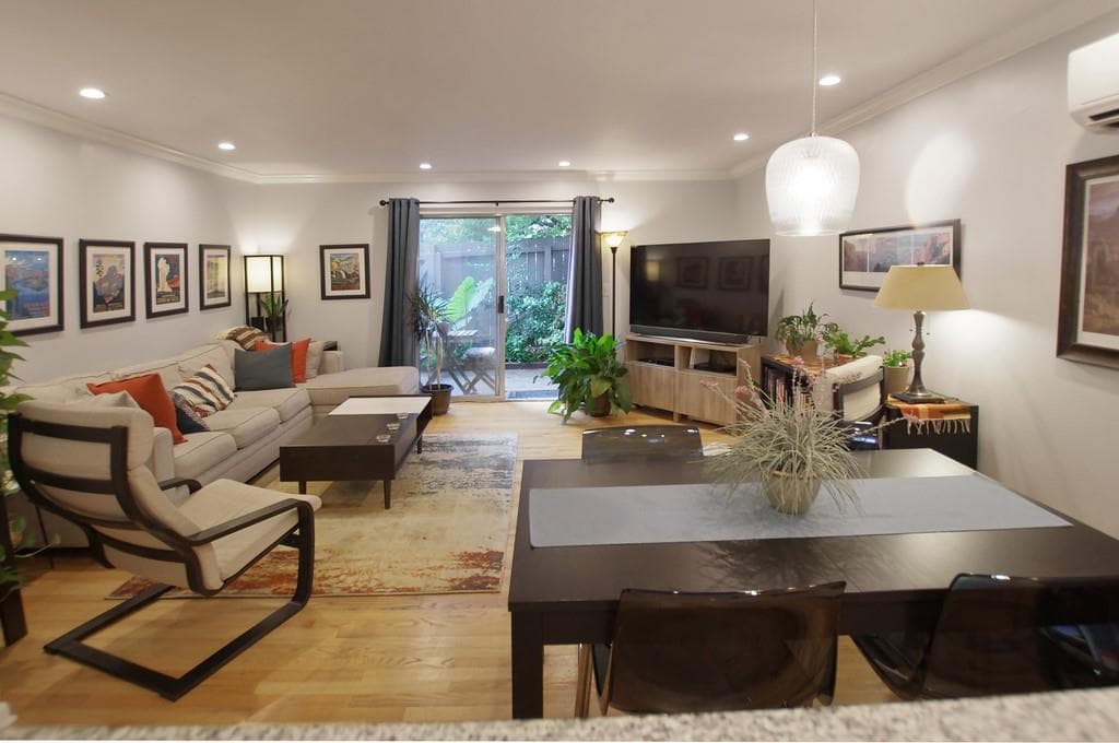 2 bedroom, 2 bathroom, 966 sq ft condominium sold at 3501 Roswell Road 501, Atlanta, GA 30305