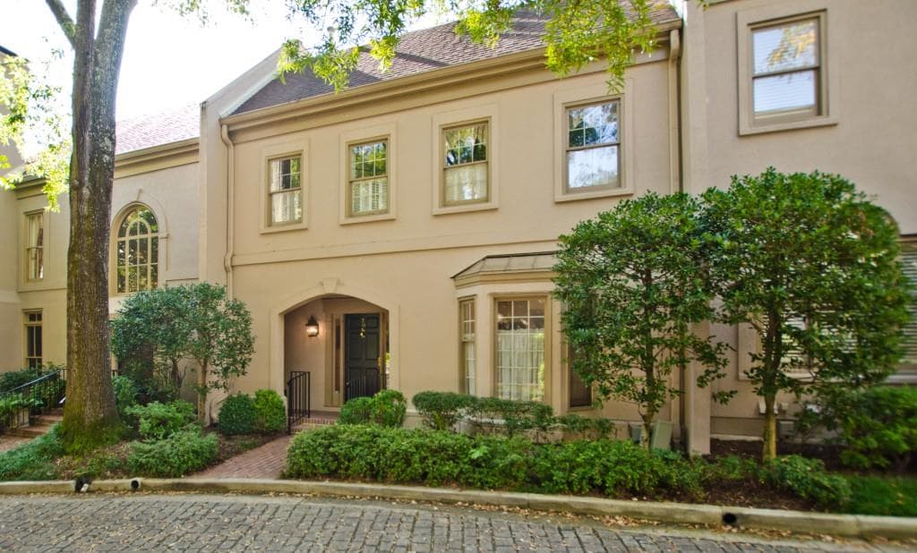 3 bedroom, 4 bathroom, 2,750 sq ft condominium sold at 2525 Peachtree Road 30, Atlanta, GA 30305