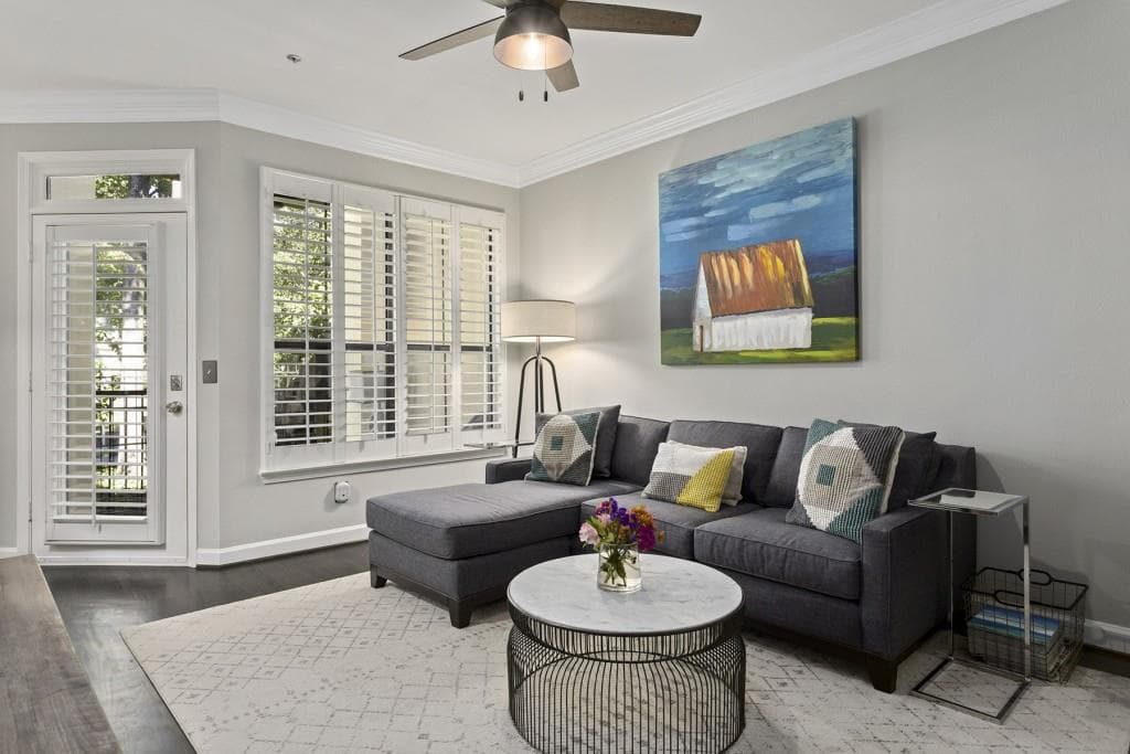 1 bedroom, 1 bathroom, 903 sq ft condominium sold at 3777 Peachtree Road 727, Atlanta, GA 30319
