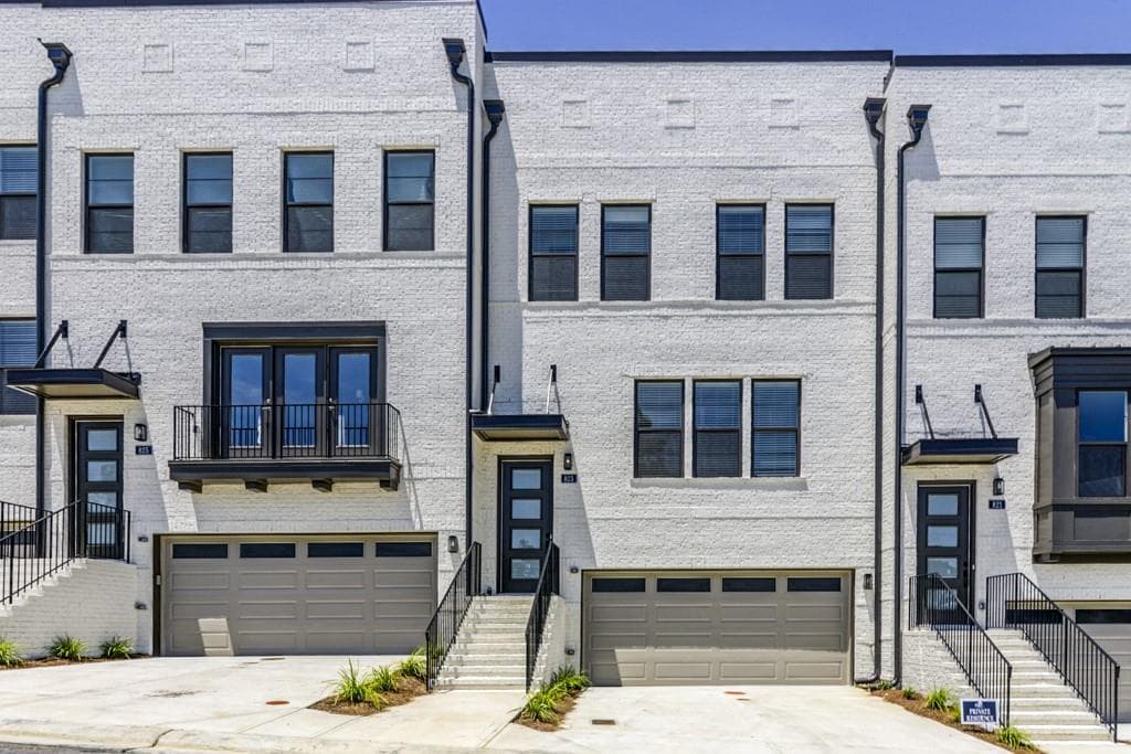 3 bedroom, 4 bathroom, 2,208 sq ft townhouse sold at 823 Stone Ridge Lane, Atlanta, GA 30324
