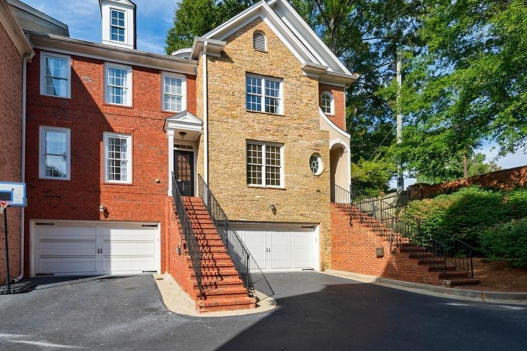 3 bedroom, 4 bathroom, 2,398 sq ft townhouse sold at 197 Chemin De Vie, Atlanta, GA 30342
