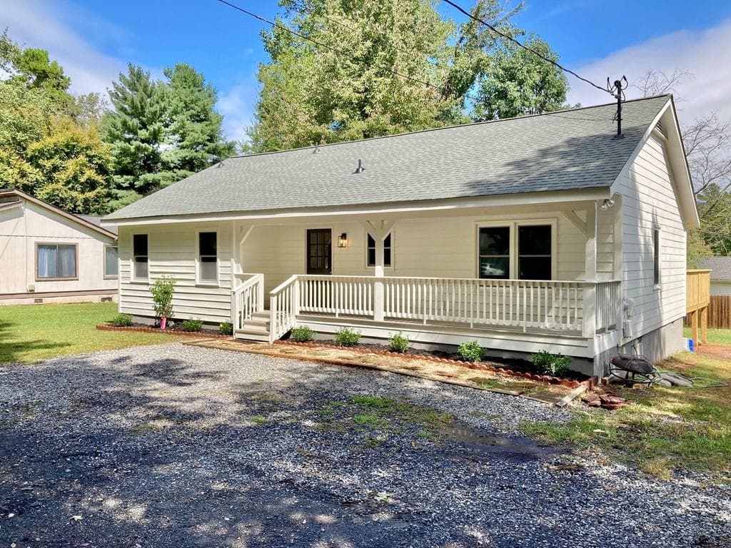 3 bedroom, 2 bathroom, 1,180 sq ft single family residence sold at 3125 Mangum Drive, Cumming, GA 30041