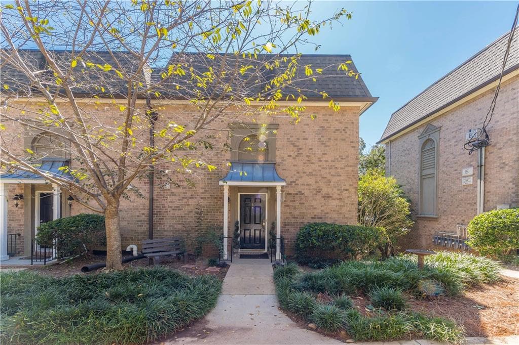 2 bedroom, 2 bathroom, 1,228 sq ft condominium sold at 6980 Roswell Road D8, Sandy Springs, GA 30328