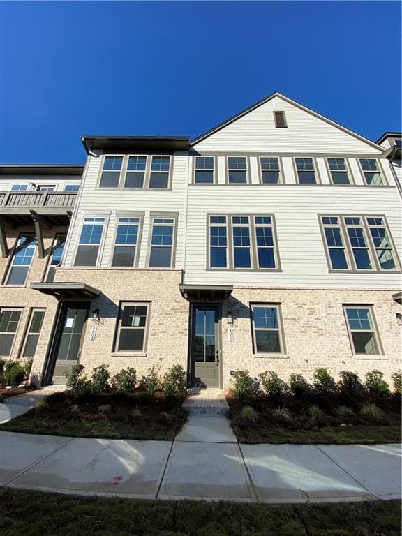 3 bedroom, 4 bathroom, 1,602 sq ft townhouse sold at 4000 Allegretto Circle 27, Atlanta, GA 30339