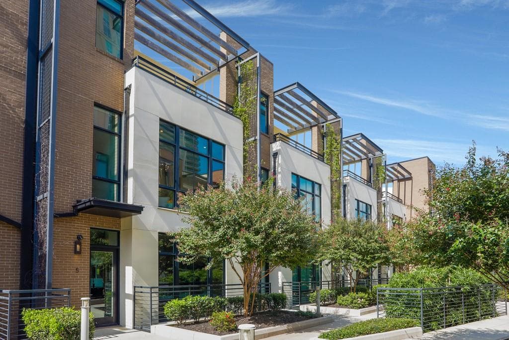 3 bedroom, 4 bathroom, 3,453 sq ft townhouse sold at 721 Longleaf Drive 5, Atlanta, GA 30342