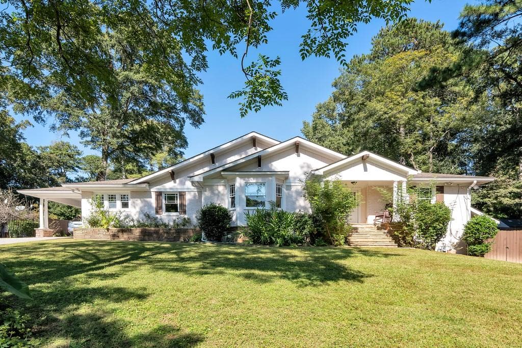 6 bedroom, 5 bathroom, 3,996 sq ft single family residence sold at 1981 Lenox Road, Atlanta, GA 30306