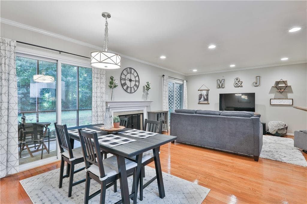2 bedroom, 2 bathroom, 1,039 sq ft condominium sold at 5400 Roswell Road M9, Sandy Springs, GA 30342