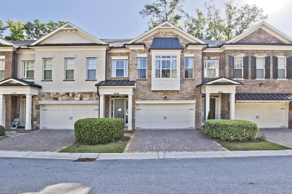 3 bedroom, 3 bathroom, 2,043 sq ft townhouse sold at 848 Canterbury Overlook, Atlanta, GA 30324