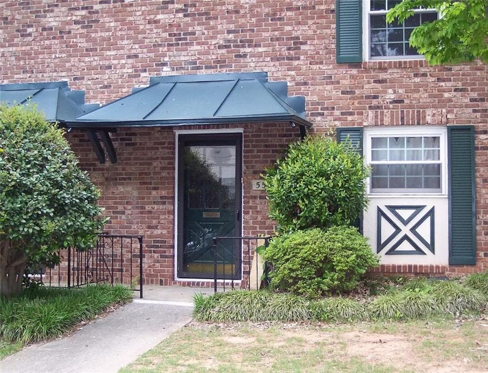 2 bedroom, 2 bathroom, 1,178 sq ft townhouse sold at 5551 Kingsport Drive, Atlanta, GA 30342