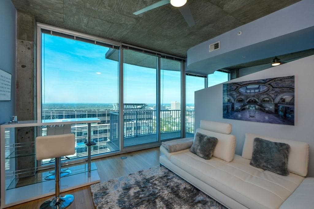 1 bedroom, 1 bathroom, 743 sq ft condominium sold at 400 W Peachtree Street 3305, Atlanta, GA 30308