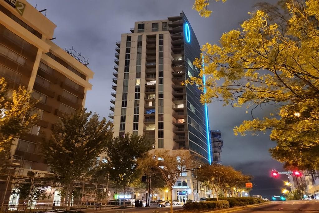 2 bedroom, 2 bathroom, 1,825 sq ft condominium sold at 20 10th Street 1904, Atlanta, GA 30309