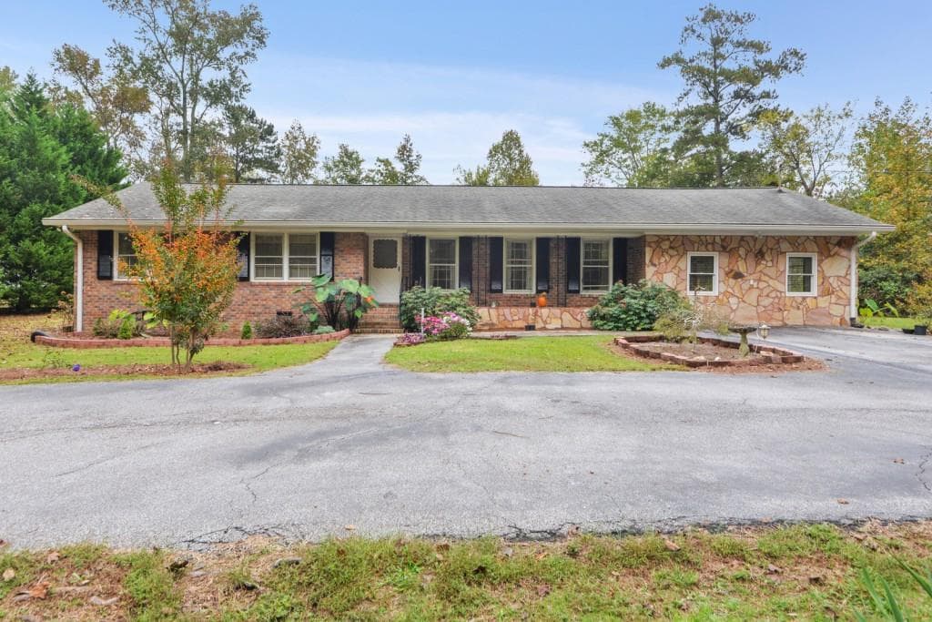 3 bedroom, 3 bathroom, 1,508 sq ft single family residence sold at 6880 Mark Turner Road, Lithia Springs, GA 30122