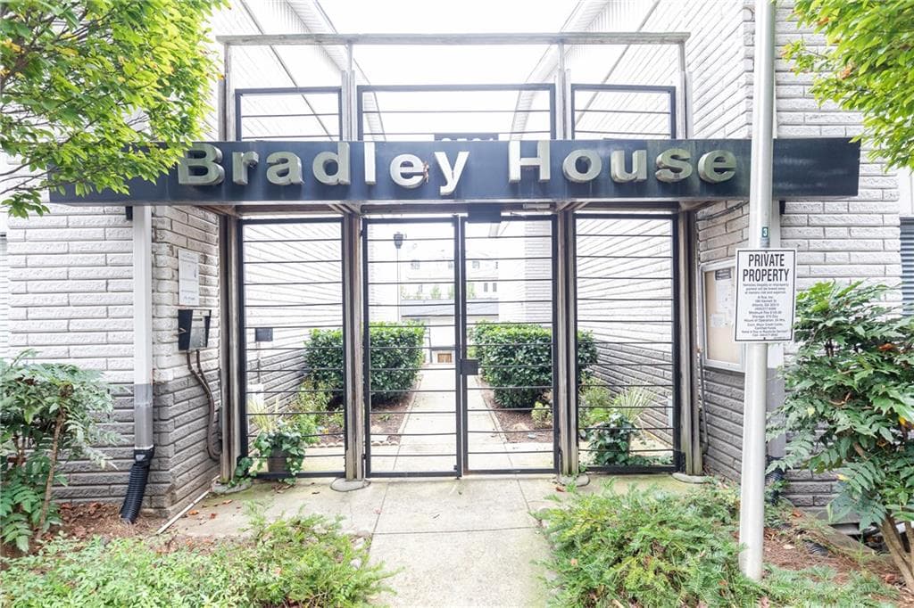 2 bedroom, 2 bathroom, 966 sq ft condominium sold at 3501 Roswell Road 304, Atlanta, GA 30305