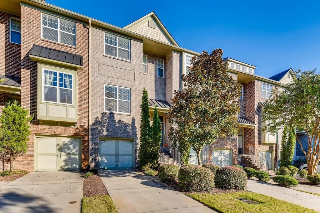 3 bedroom, 4 bathroom, 2,283 sq ft townhouse sold at 1984 NE Cobblestone Circle Circle, Brookhaven, GA 30319