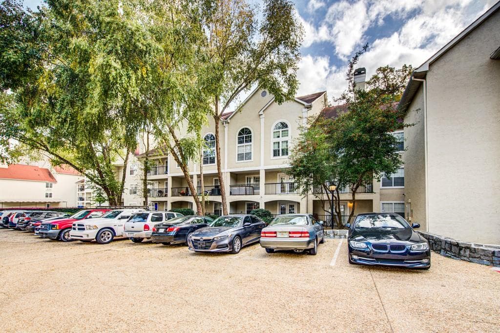 1 bedroom, 1 bathroom, 790 sq ft condominium sold at 3655 Habersham Road B362, Atlanta, GA 30305