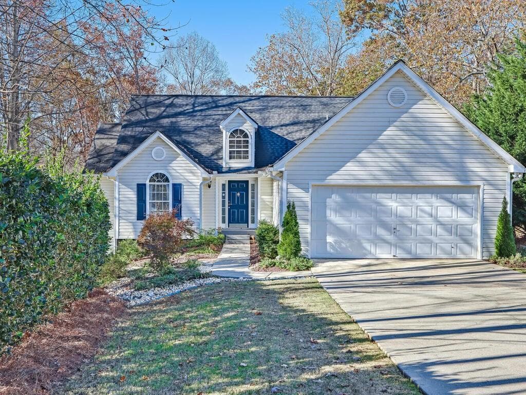 4 bedroom, 2 bathroom, 2,700 sq ft single family residence sold at 4858 Canberra Way, Flowery Branch, GA 30542