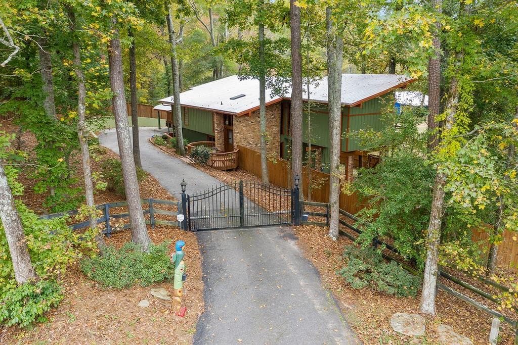5 bedroom, 4 bathroom, 3,178 sq ft single family residence sold at 995 Upper Hembree Road, Roswell, GA 30076
