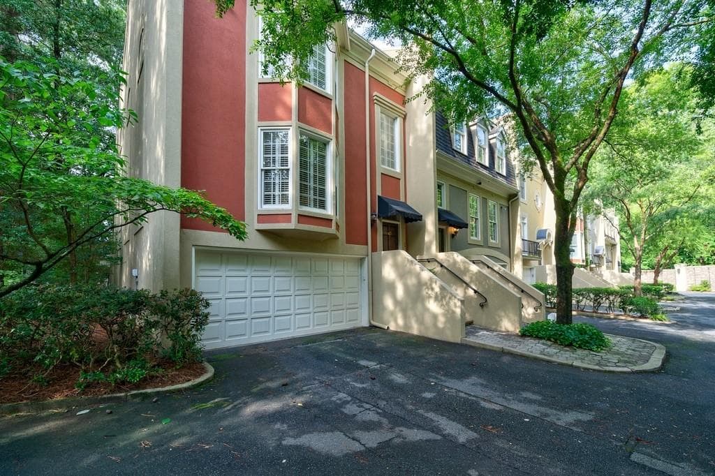 3 bedroom, 4 bathroom, 2,050 sq ft townhouse sold at 1 Peachtree Battle Avenue 8, Atlanta, GA 30305