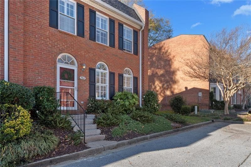3 bedroom, 3 bathroom, 1,584 sq ft townhouse sold at 7802 Saint Charles Square, Roswell, GA 30075