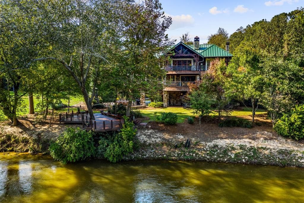 4 bedroom, 7 bathroom, 5,622 sq ft single family residence sold at 3999 Paces Ferry Drive, Atlanta, GA 30339