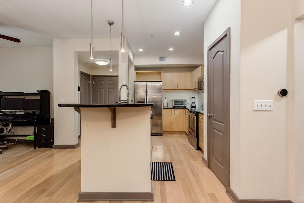1 bedroom, 1 bathroom, 868 sq ft condominium sold at 390 17th Street 2041, Atlanta, GA 30363