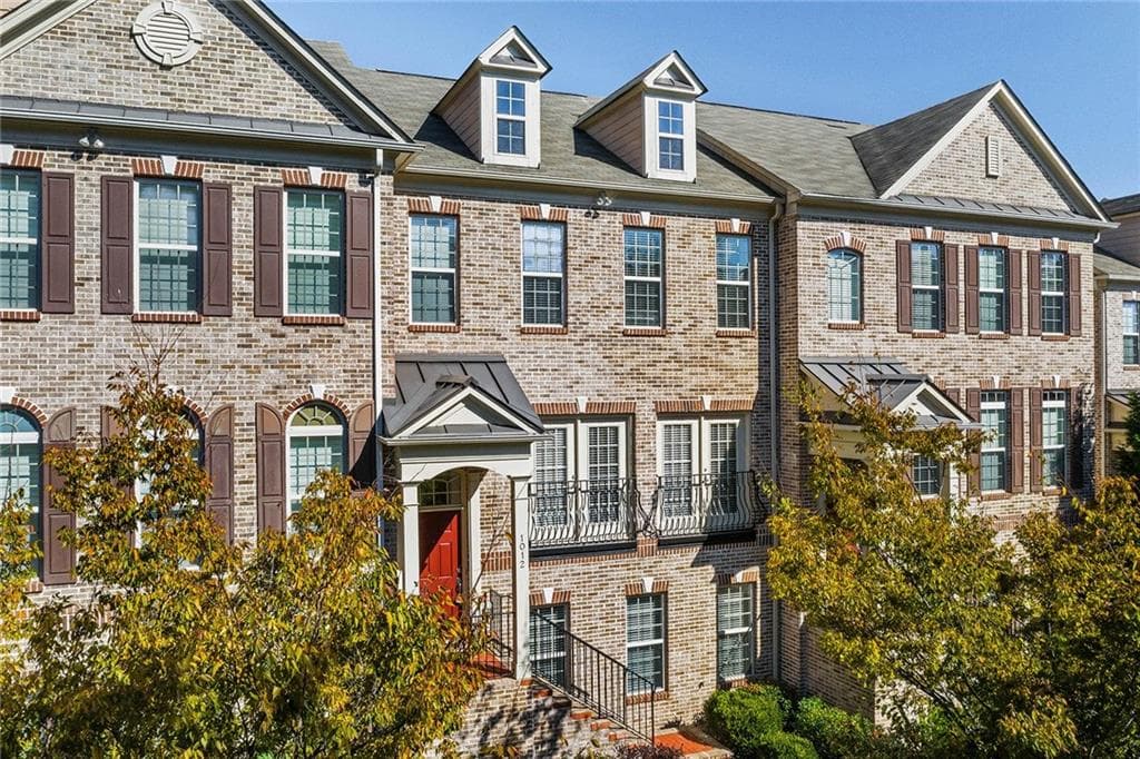 3 bedroom, 4 bathroom, 2,268 sq ft townhouse sold at 1012 E Paces Chase, Atlanta, GA 30326