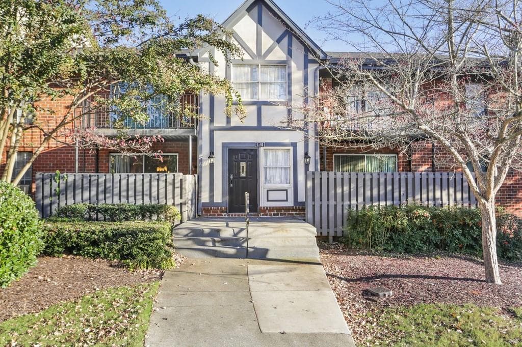 1 bedroom, 1 bathroom, 797 sq ft condominium sold at 6851 Roswell Road O-2, Sandy Springs, GA 30328