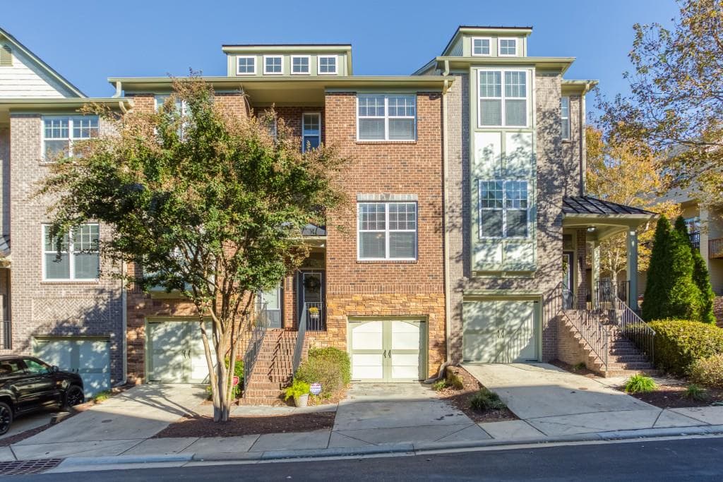 2 bedroom, 3 bathroom, 2,283 sq ft townhouse sold at 2025 Cobblestone Circle 2025, Brookhaven, GA 30319