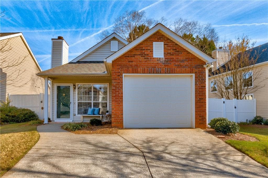 2 bedroom, 2 bathroom, 912 sq ft single family residence sold at 3352 Avensong Village Circle, Alpharetta, GA 30004