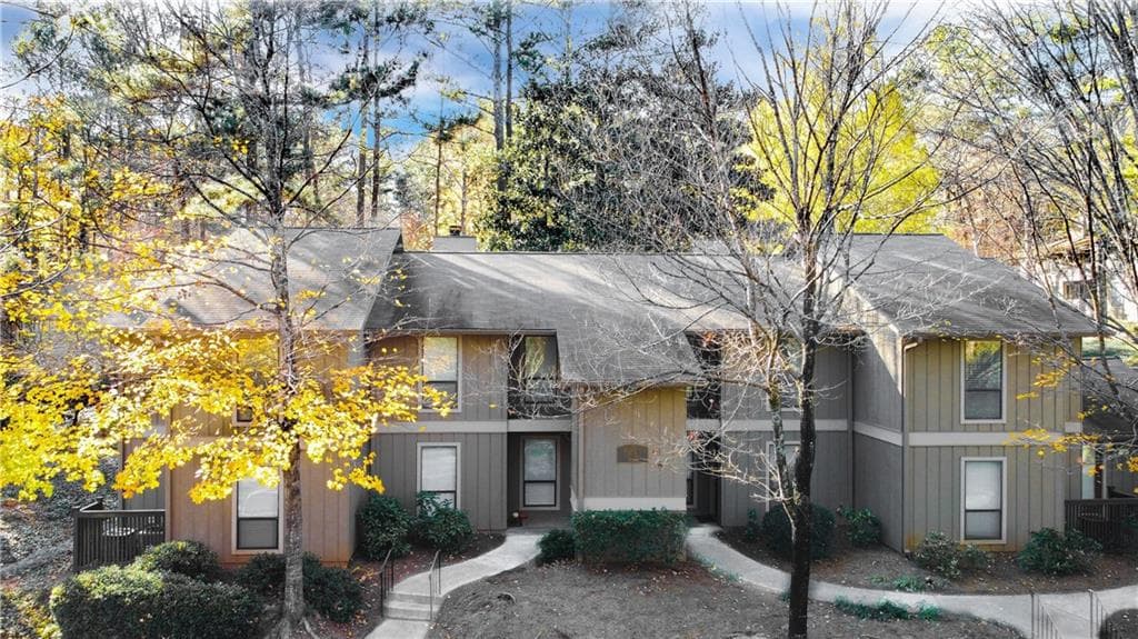2 bedroom, 2 bathroom, 1,335 sq ft condominium sold at 8740 Roswell Road 1-D, Sandy Springs, GA 30350