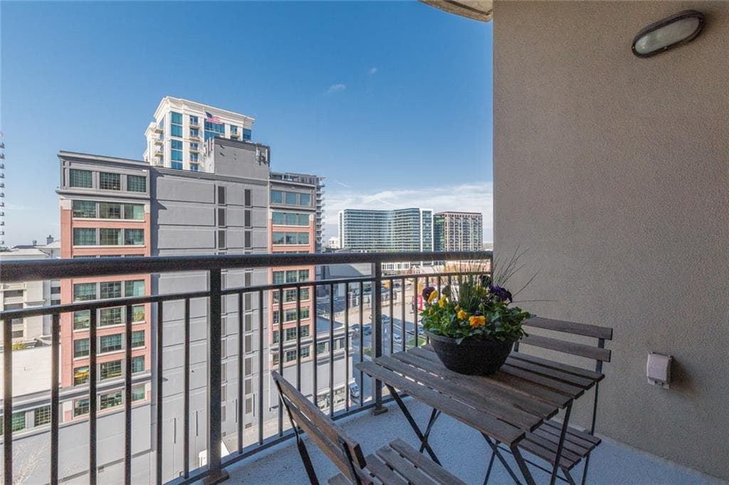 1 bedroom, 1 bathroom, 869 sq ft condominium sold at 325 E Paces Ferry Road 1209, Atlanta, GA 30305