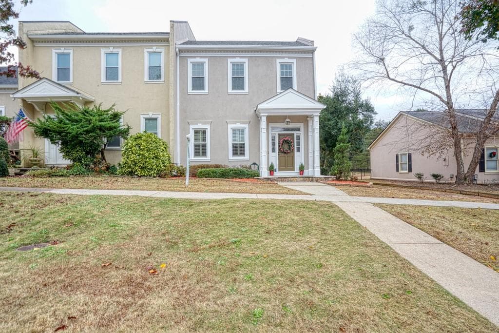 3 bedroom, 3 bathroom, 2,208 sq ft townhouse sold at 9410 Knollcrest Boulevard, Alpharetta, GA 30022