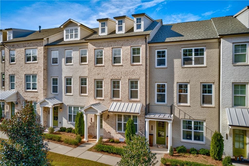 3 bedroom, 4 bathroom, 2,025 sq ft townhouse sold at 10200 Windalier Way, Roswell, GA 30076