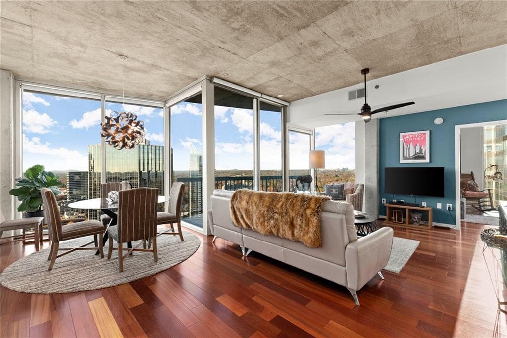 2 bedroom, 2 bathroom, 1,245 sq ft condominium sold at 3324 Peachtree Road 2819, Atlanta, GA 30326