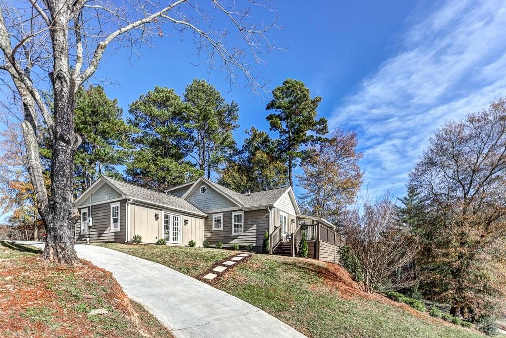 3 bedroom, 3 bathroom, 2,014 sq ft single family residence sold at 370 Windsor Parkway, Atlanta, GA 30342