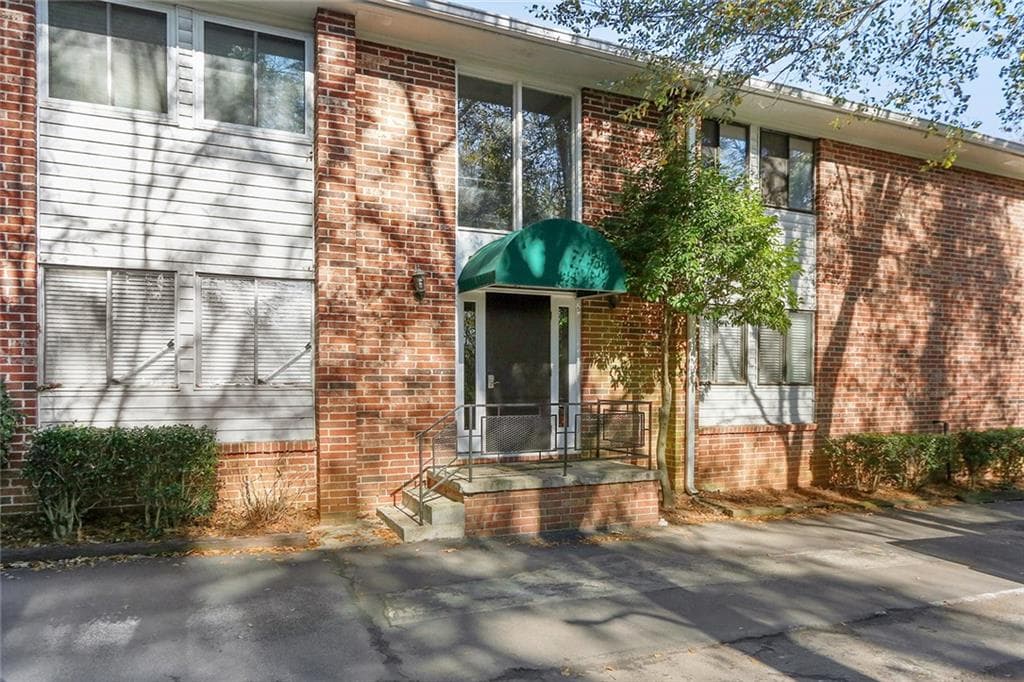 3 bedroom, 2 bathroom, 1,310 sq ft condominium sold at 4266 Roswell Road F4, Atlanta, GA 30342