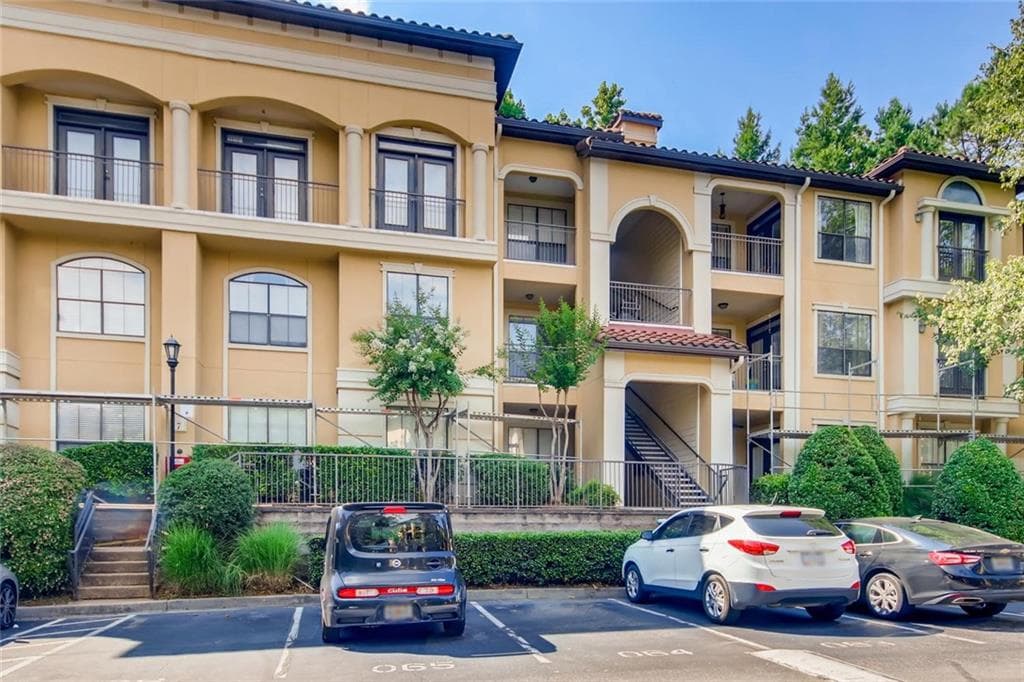 2 bedroom, 2 bathroom, 1,400 sq ft condominium sold at 3777 Peachtree Road 723, Brookhaven, GA 30319